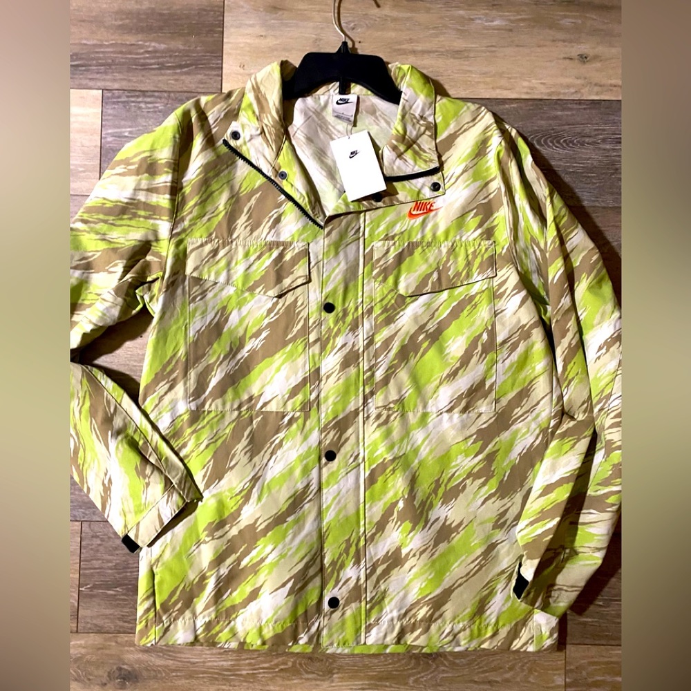 Nike jacket csmofaige mens size L-NWT $110